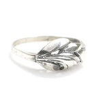 Elegant Sterling Silver Leaf Motif Ring - Nature-Inspired Design