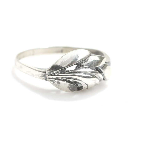 Elegant Sterling Silver Leaf Motif Ring - Nature-Inspired Design