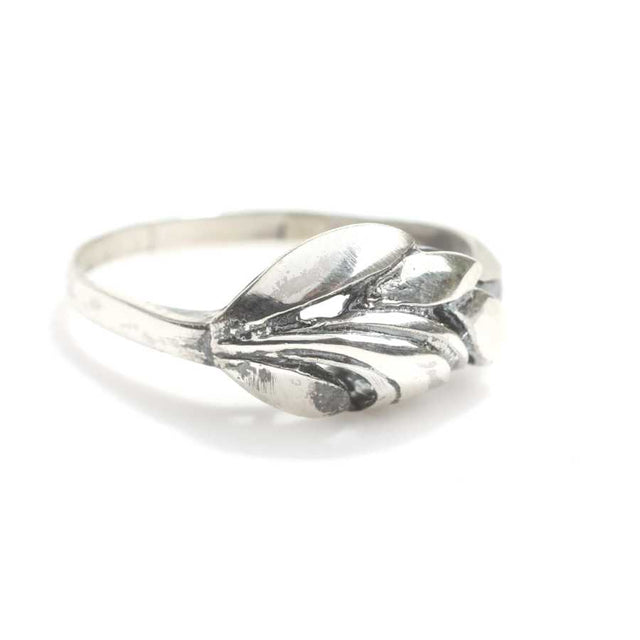 Elegant Sterling Silver Leaf Motif Ring - Nature-Inspired Design
