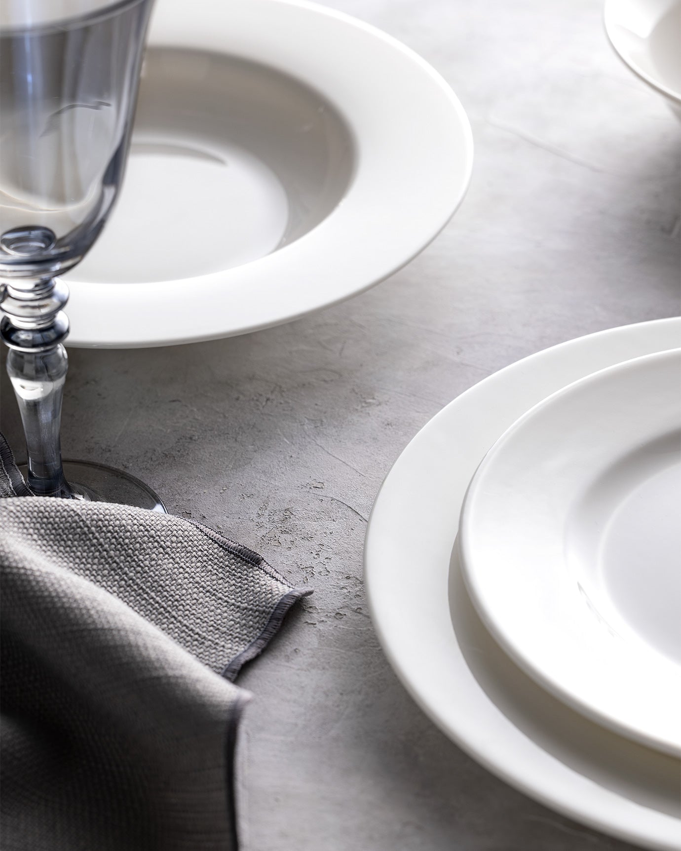 New Bone China 6-Person Dinnerware Set - Elegant White Finish