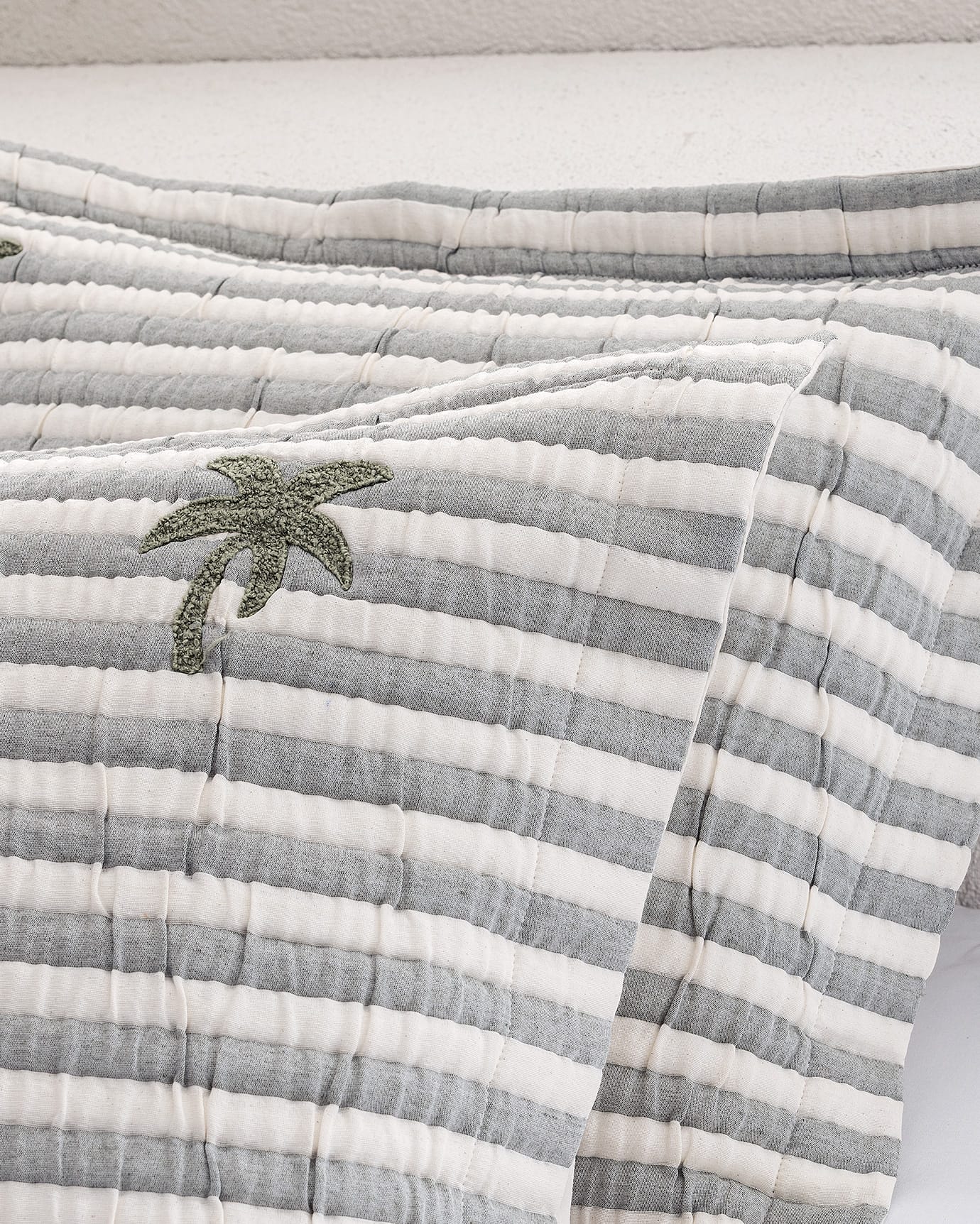Quinquis Double Size Bedspread - Soft & Elegant Bed Cover