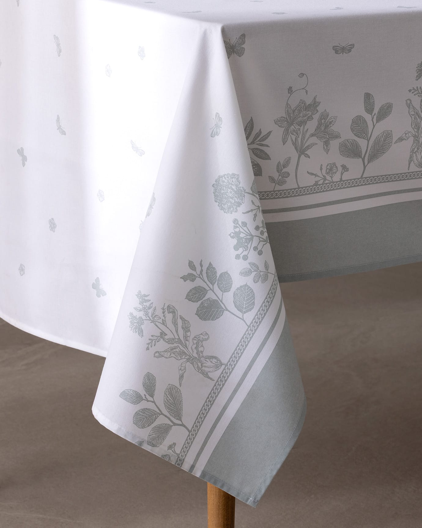 Polycotton Tablecloth - Durable & Elegant Dining Essential