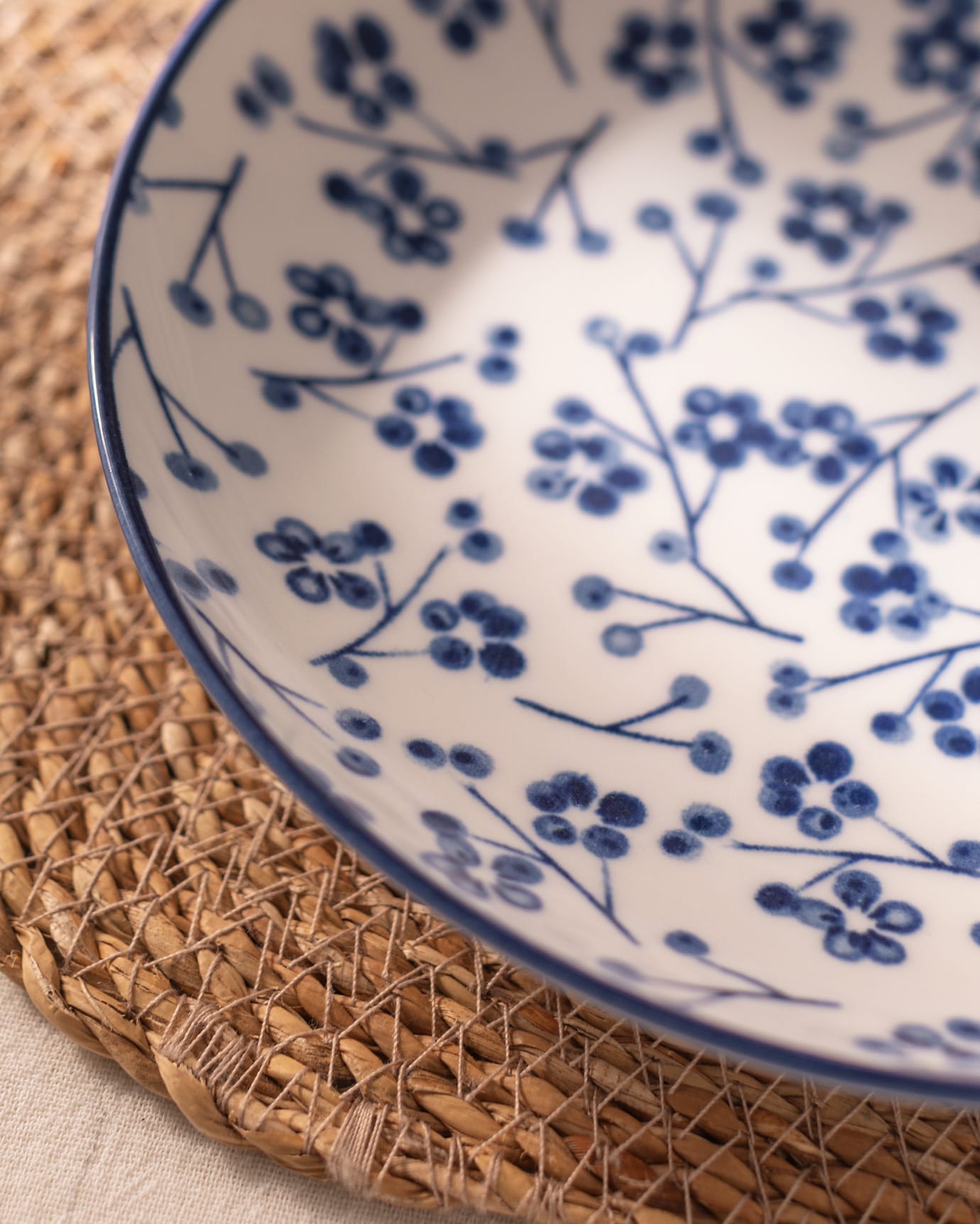 Nuevo Plato de Porcelana Bone China - Diseño de Ángel Azul Soñador