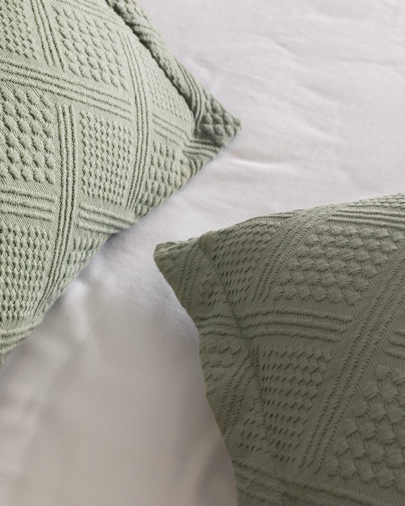 King Size 100% Cotton Triangle Design Bedspread