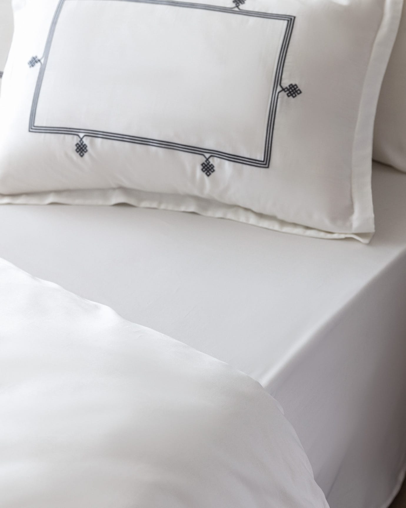 Lilas Design Luxury Satin Embroidered Bedding Set