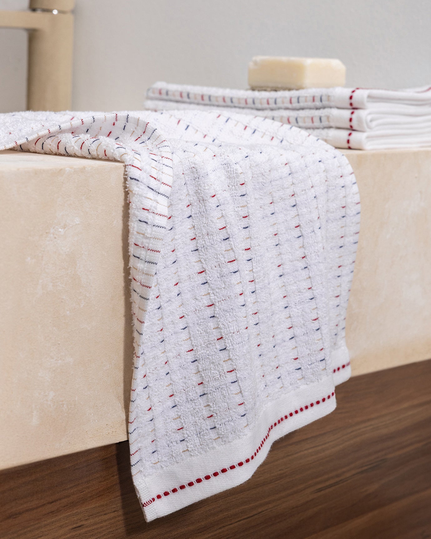 Lot de 4 serviettes à main en coton doux et absorbant - Ensemble salle de bain et cuisine blanc et rouge