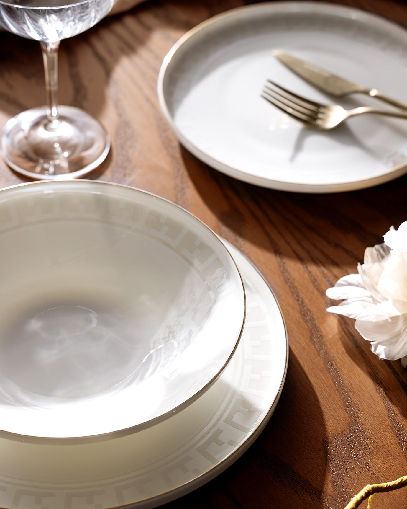 Fine Bone Porcelain 6-Person Dinnerware Set - Timeless Elegance