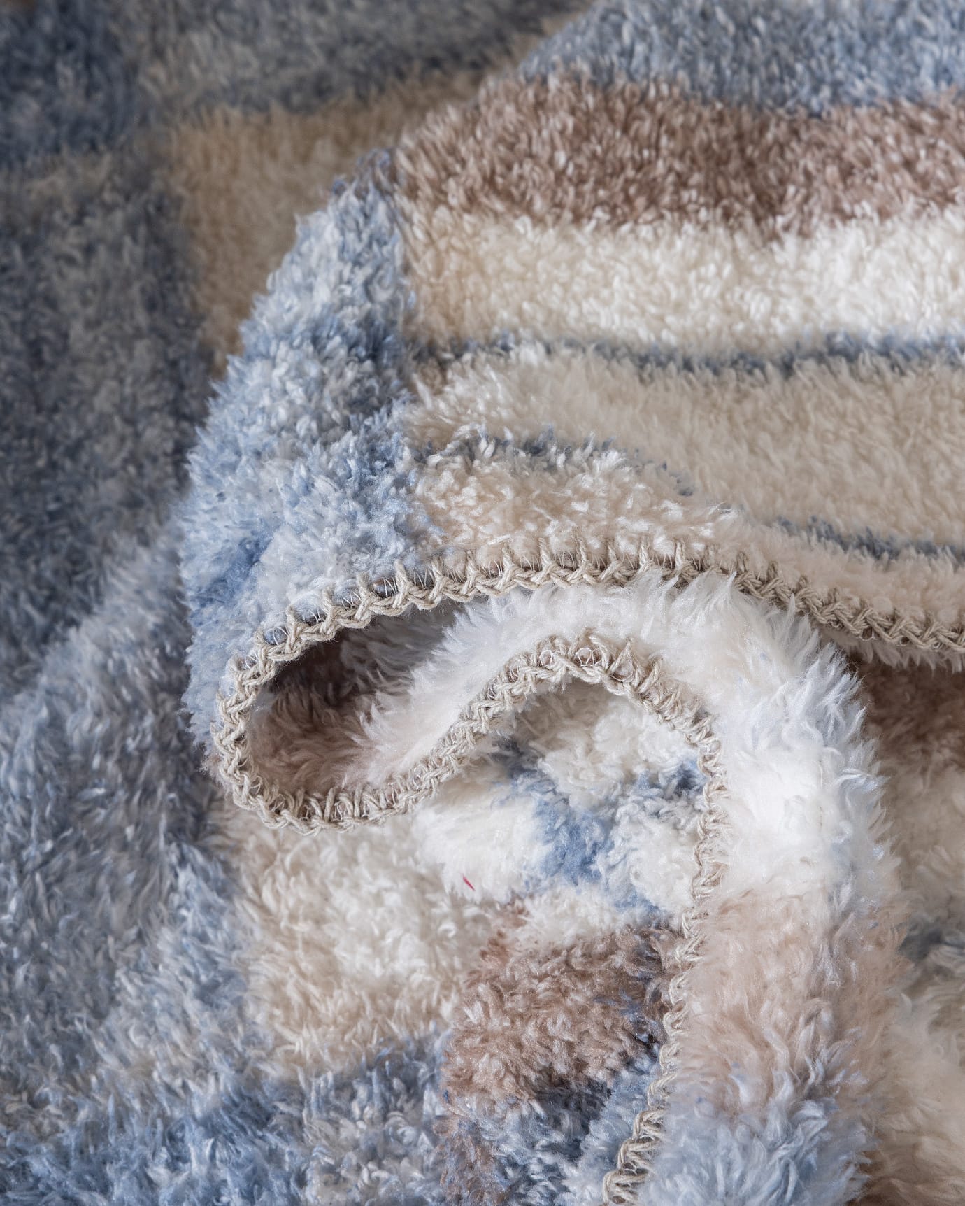 Soft Polyester Sherpa Blanket - Reversible Ecru & Blue Comfort