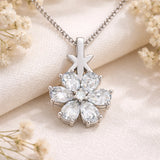 Collar - Flor de tono plateado con piedras claras brillantes