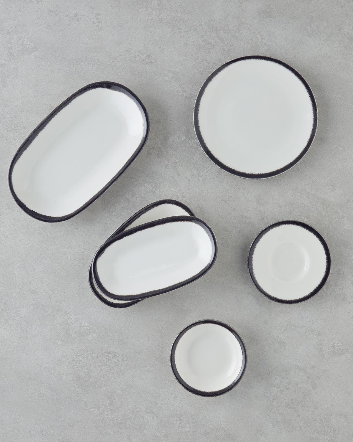 Professional Grade Porcelain Breakfast Set   16 Piece Black Dinnerware