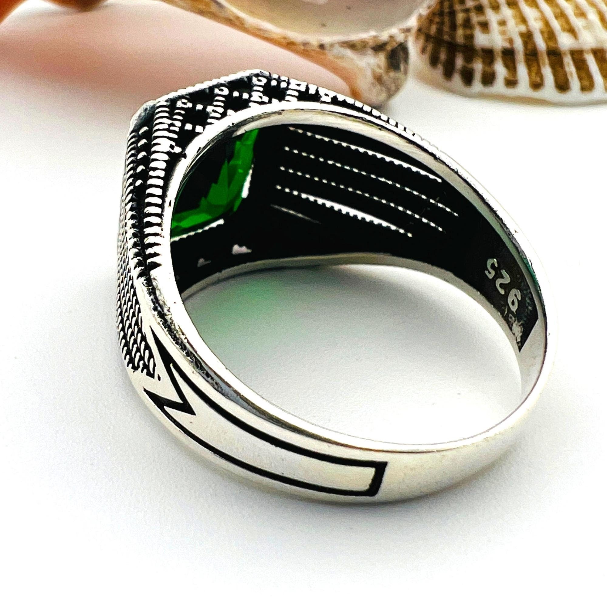 خاتم رجالي مربع من الفضة الإسترلينية المصنوعة يدويًا بحجر الزمرد الأخضر | هدية مجوهرات مستوحاة من العثمانيين له