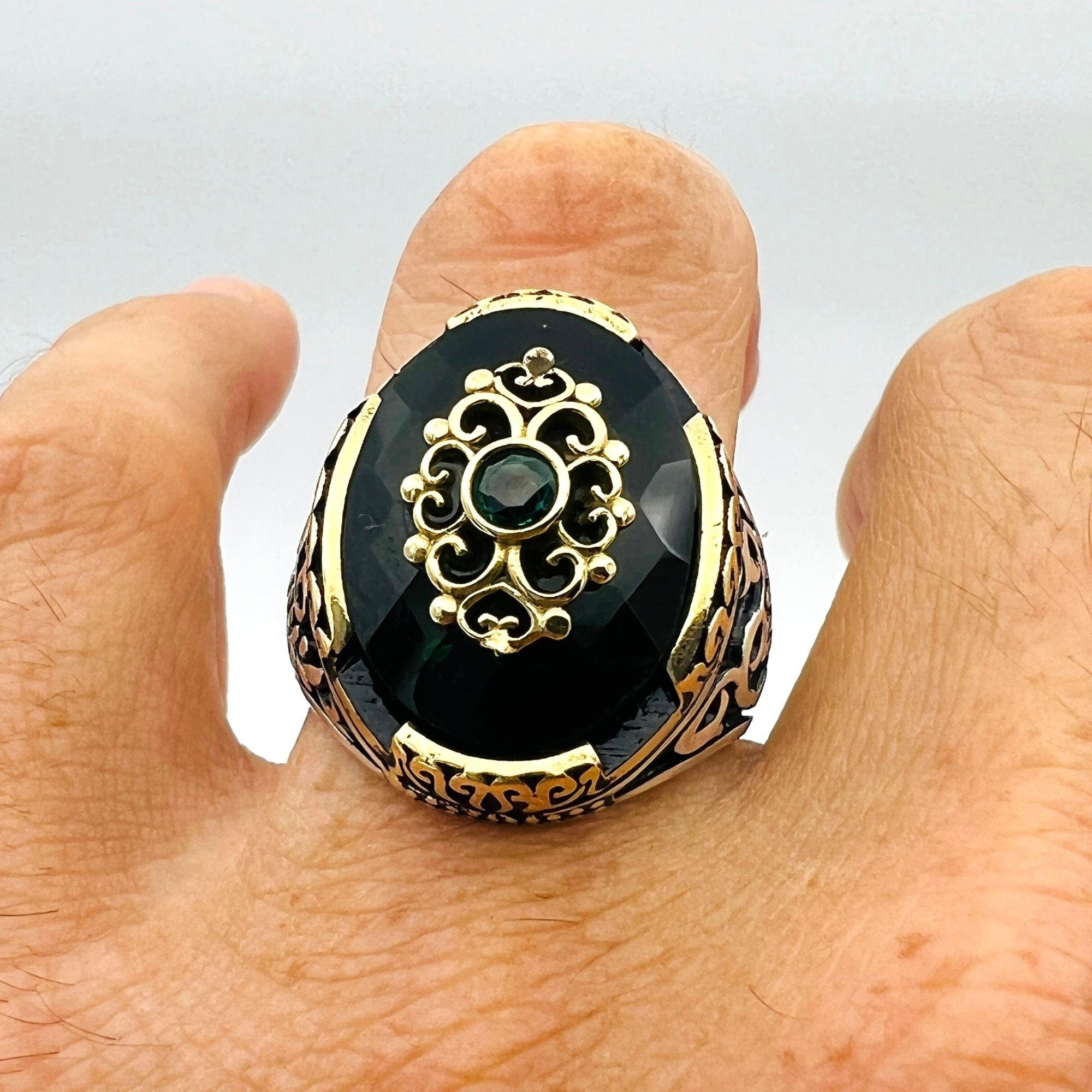 خاتم رجالي بحجر بيضاوي من الزمرد الأخضر