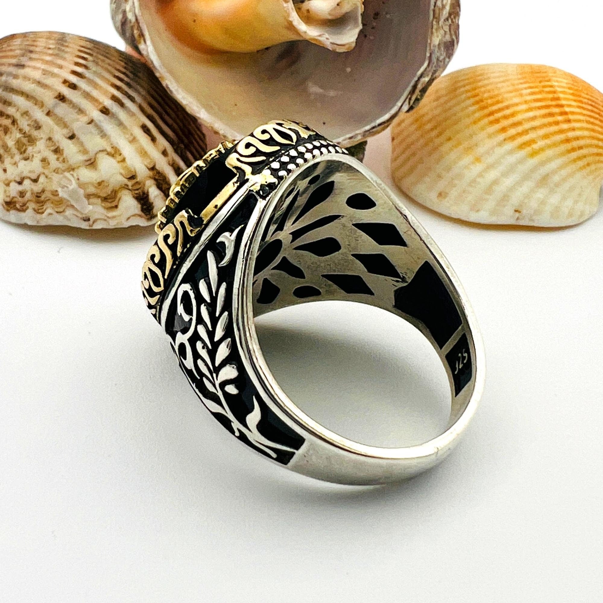 خاتم رجالي بحجر بيضاوي من الزمرد الأخضر