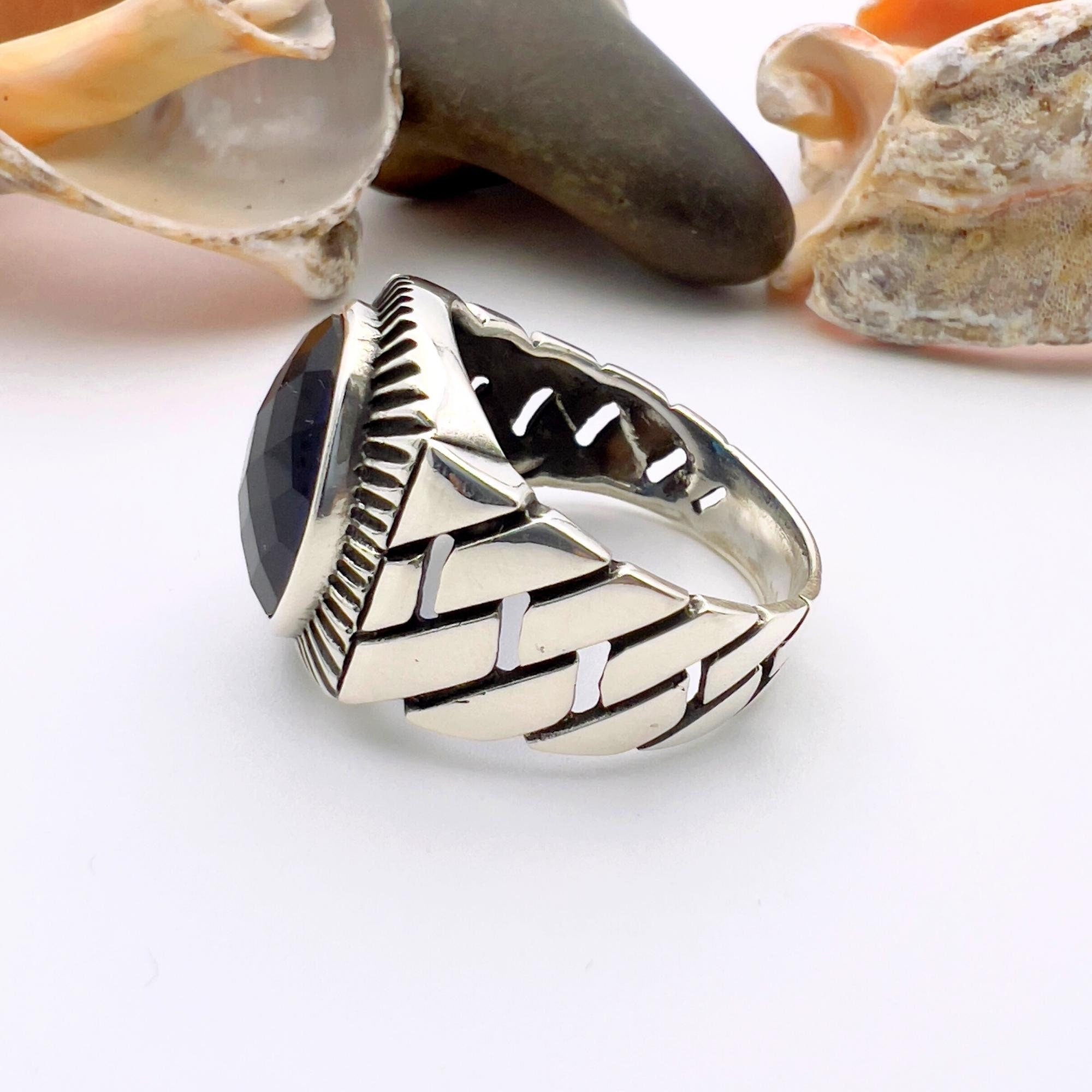 خاتم فضة رجالي بحجر ياقوت أزرق بيضاوي