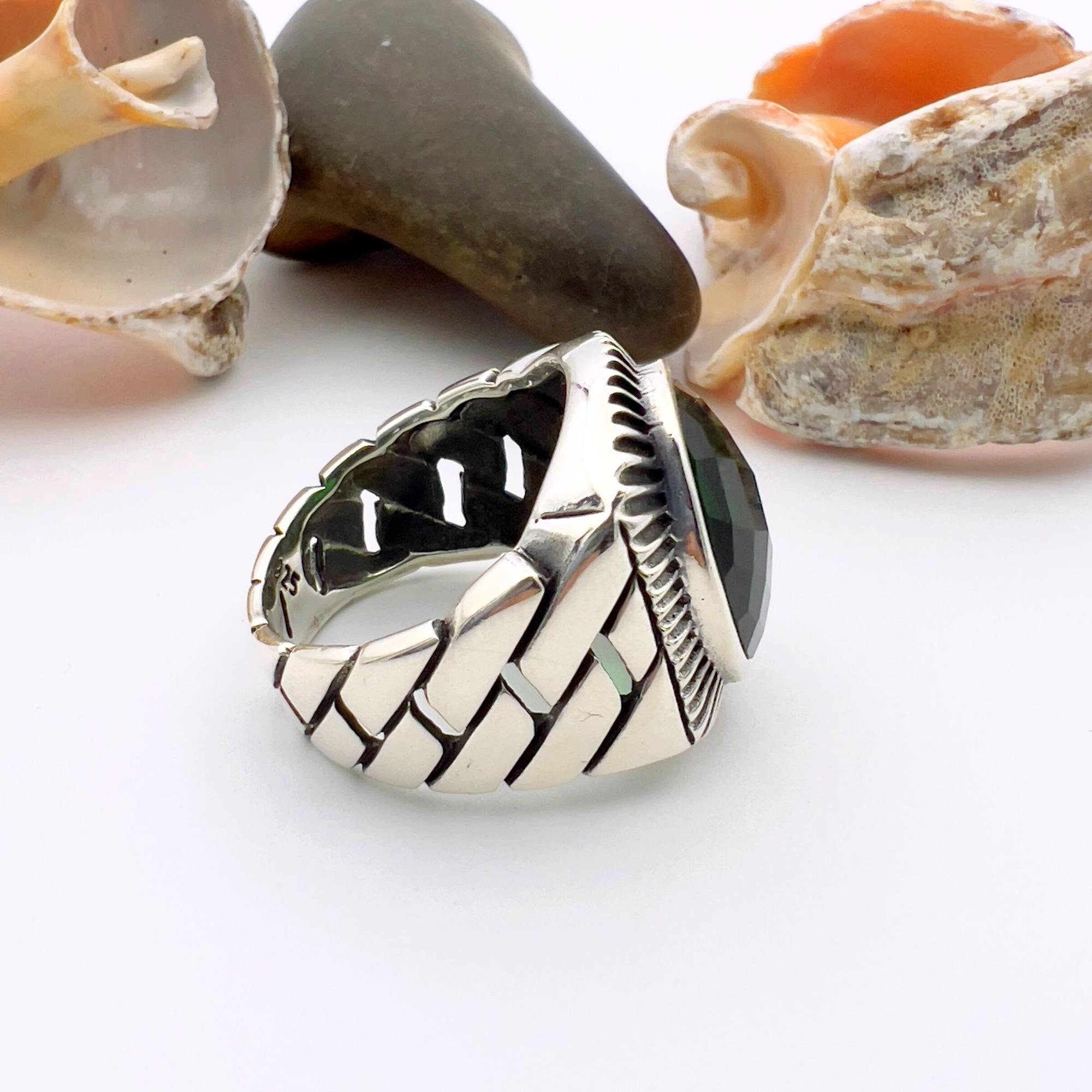 خاتم فضة رجالي بحجر زمرد بيضاوي أخضر