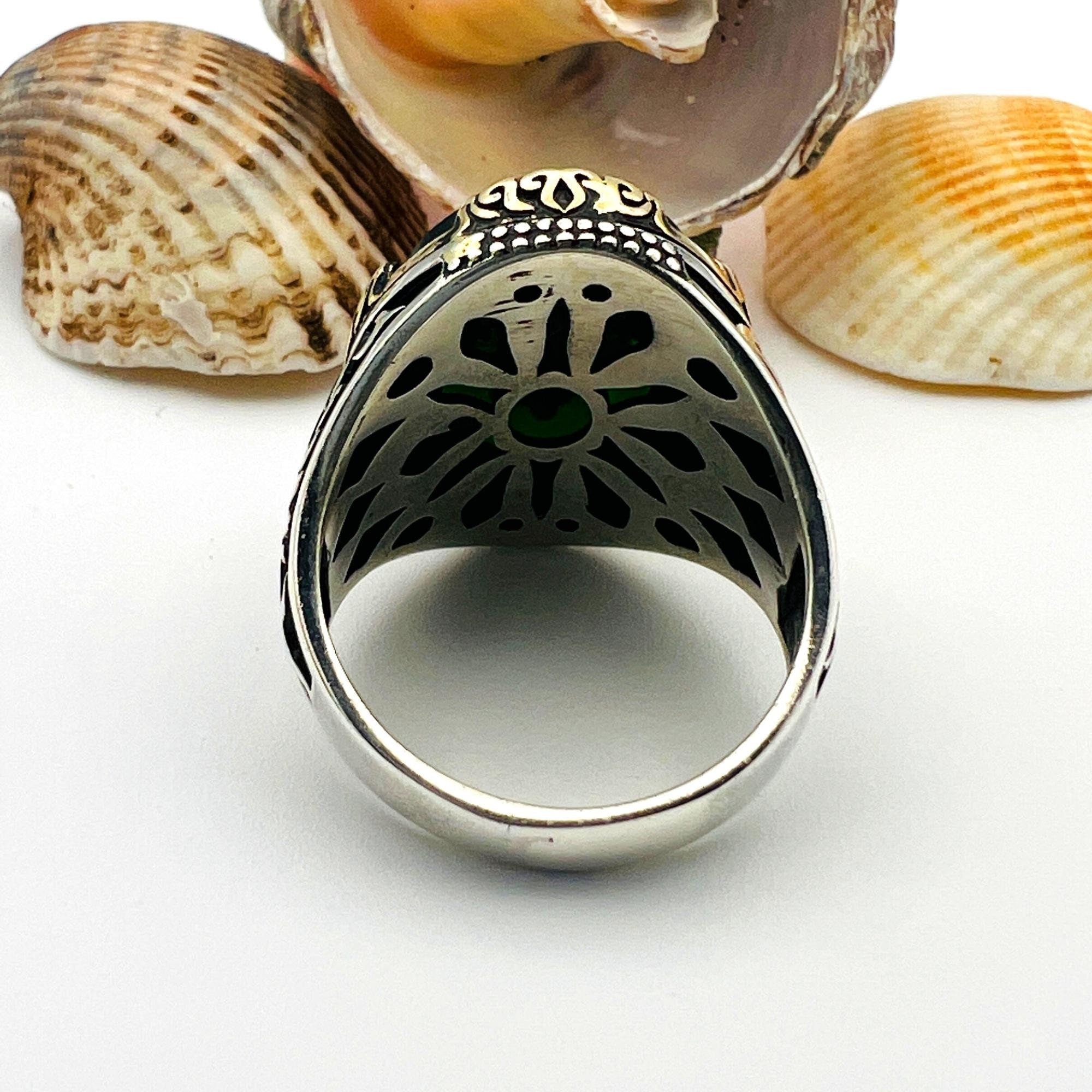 خاتم رجالي بحجر بيضاوي من الزمرد الأخضر