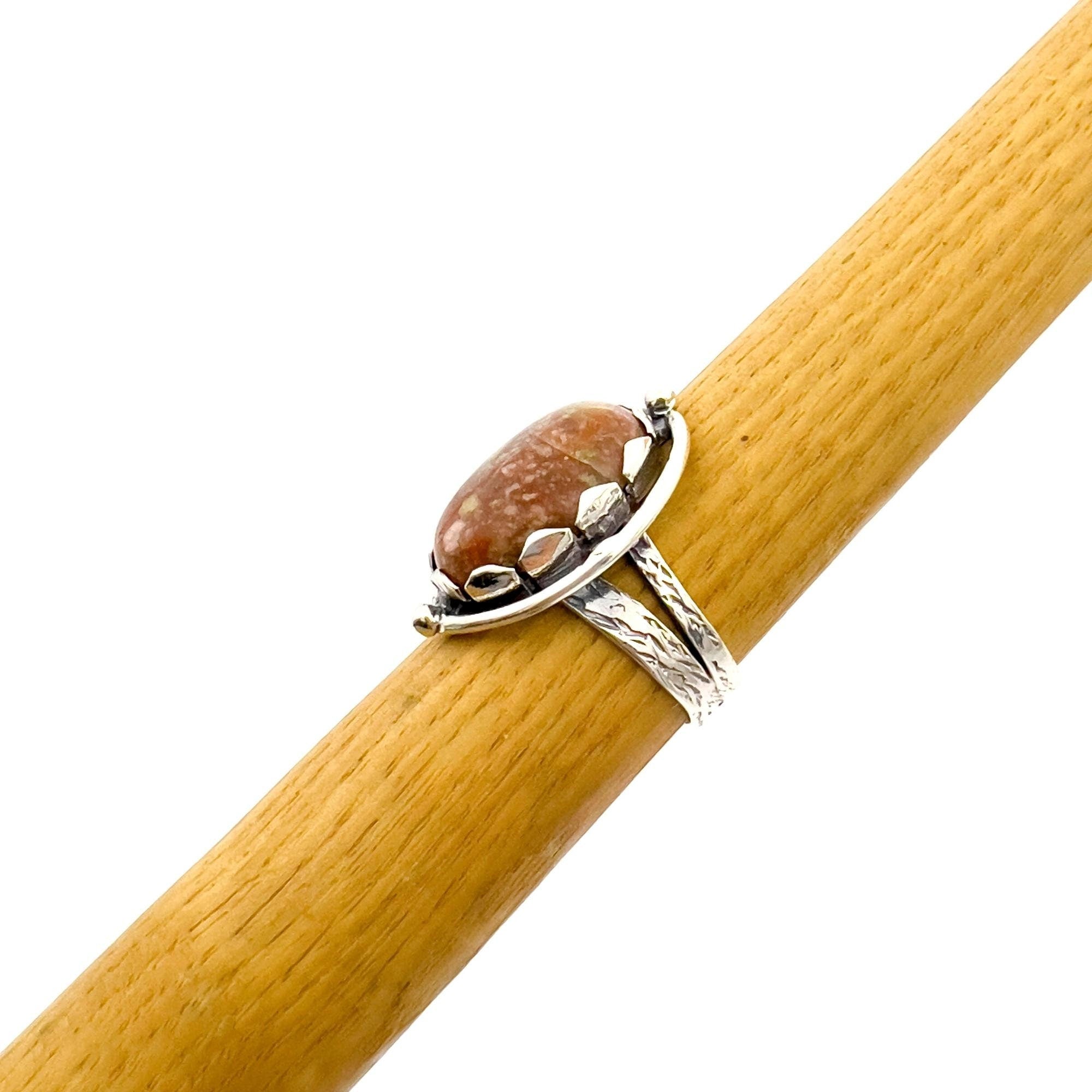 خاتم نسائي بحجر الدم بتصميم بسيط