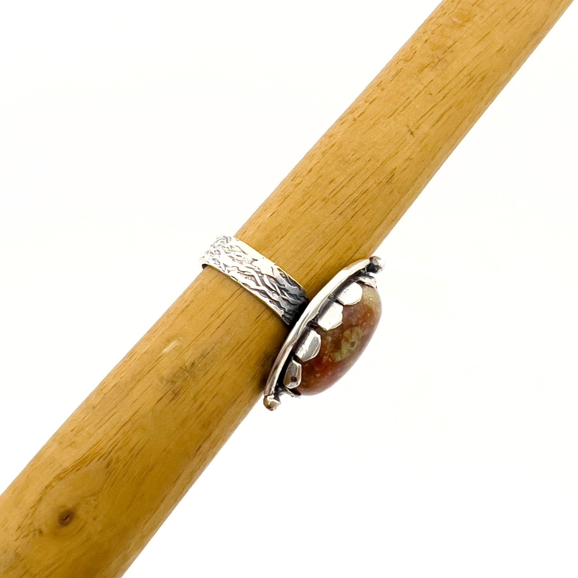 خاتم نسائي بحجر الدم بتصميم بسيط