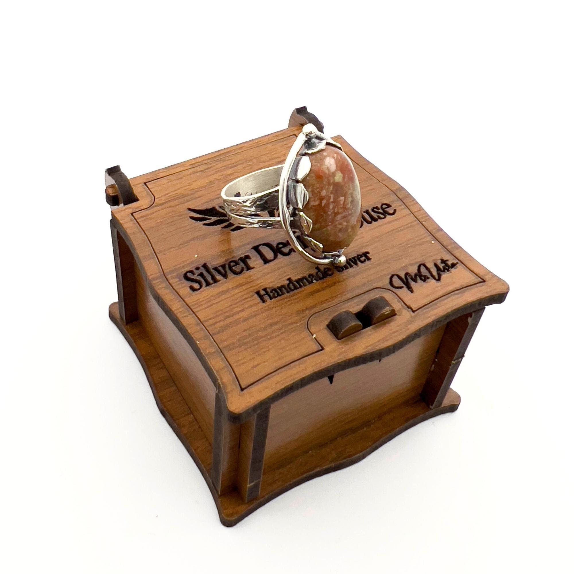 خاتم نسائي بحجر الدم بتصميم بسيط