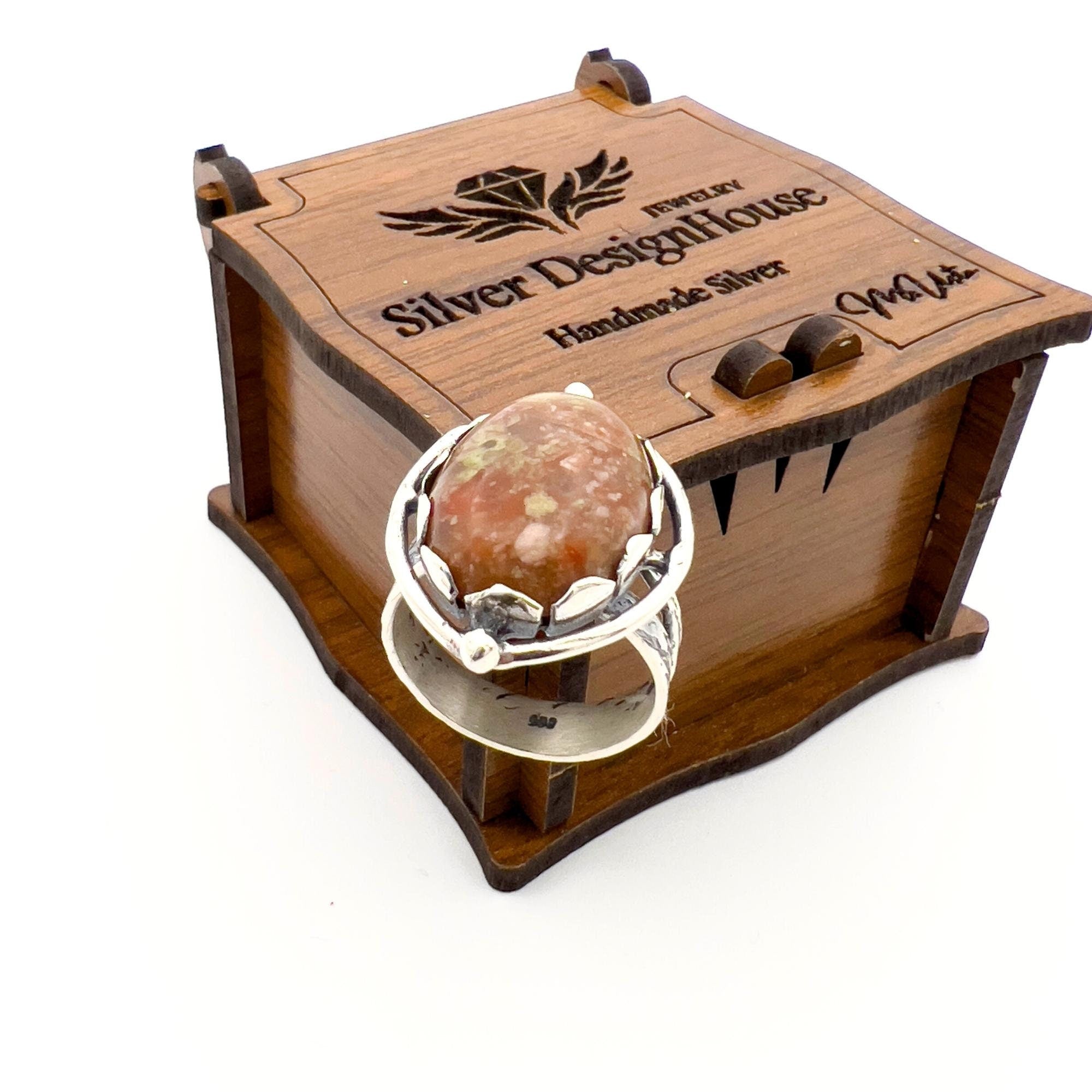 خاتم نسائي بحجر الدم بتصميم بسيط