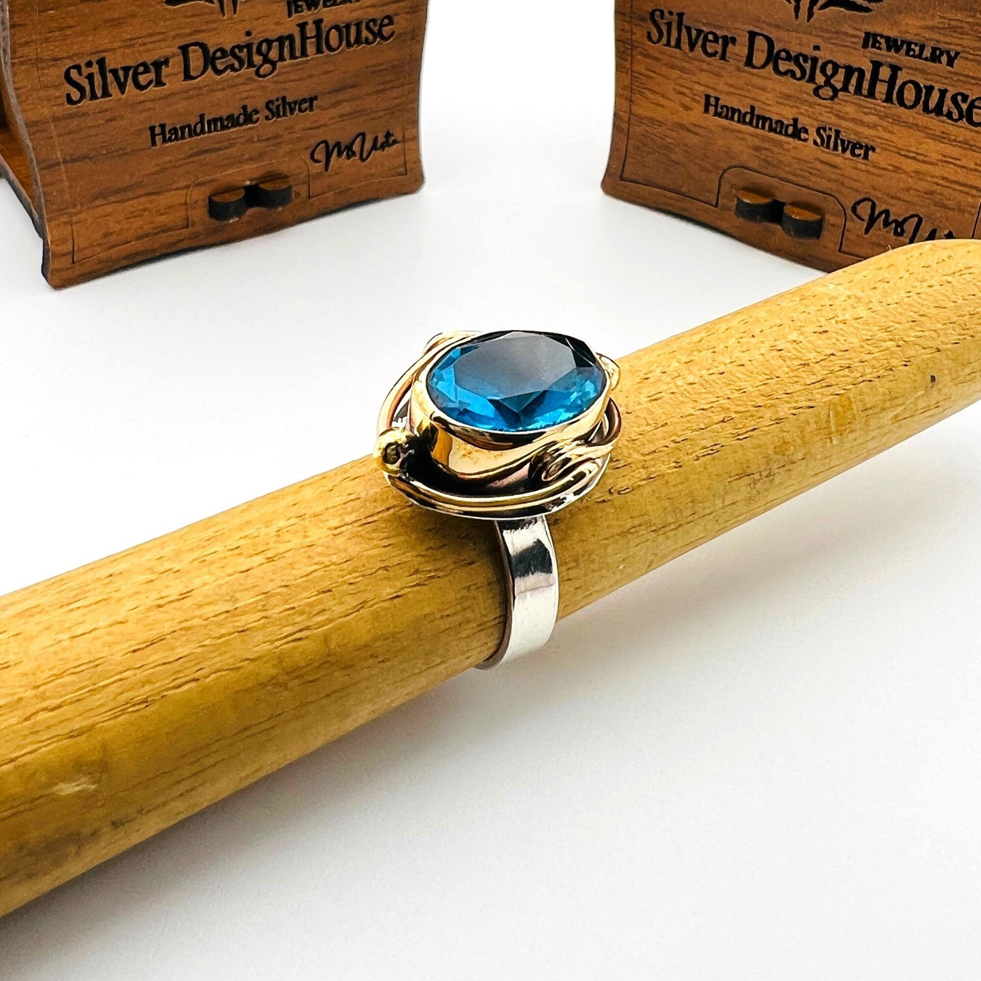 خاتم نسائي بحجر الأكوامارين