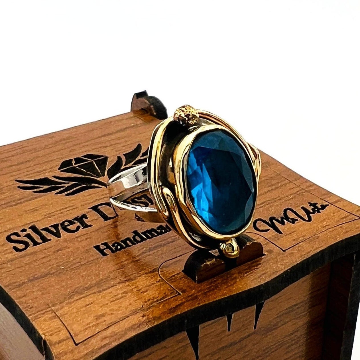 خاتم نسائي بحجر الأكوامارين