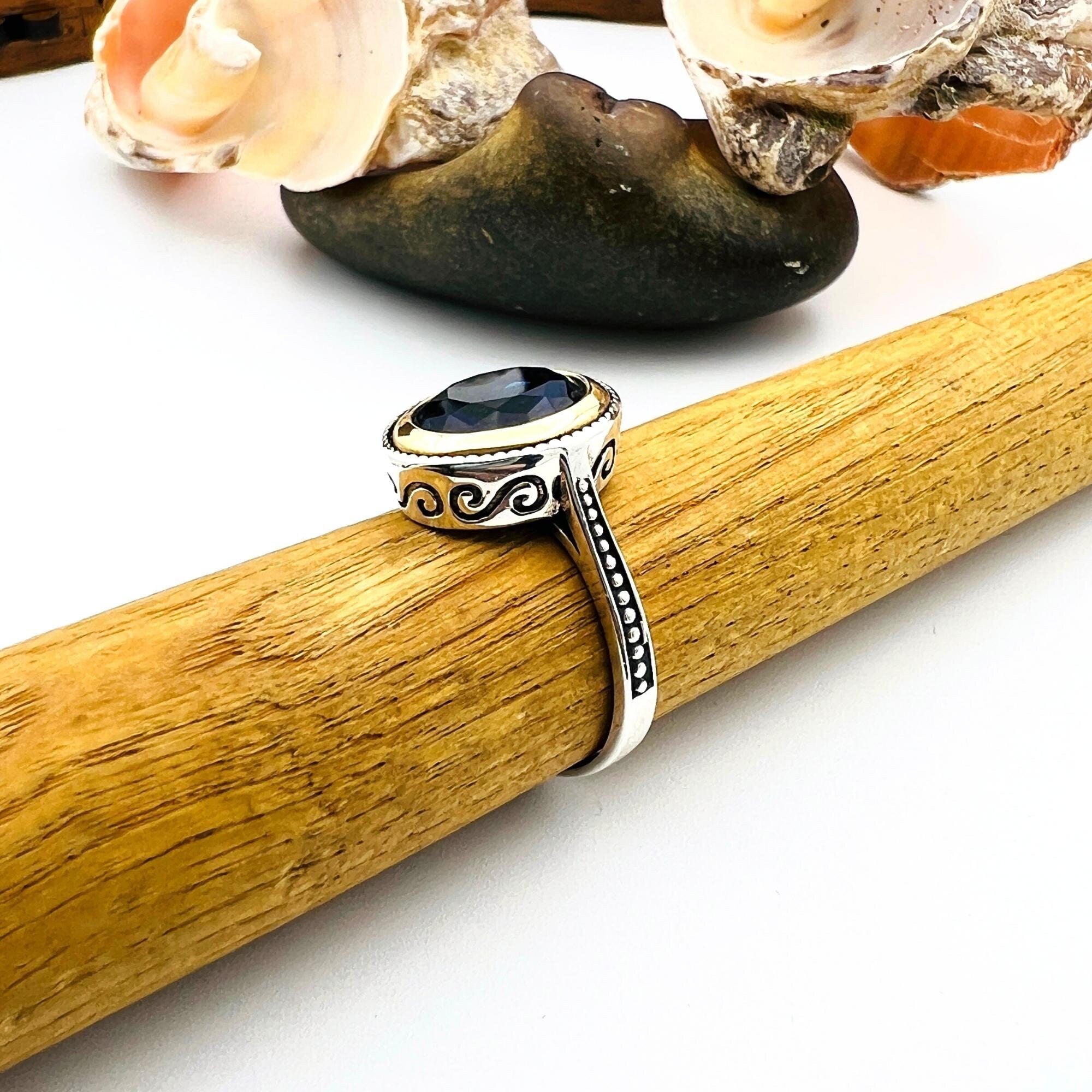 خاتم بيضاوي من الياقوت الأزرق الفاخر مصنوع يدويًا من الفضة الإسترلينية 925 للنساء | مجوهرات هدية أنيقة وفريدة