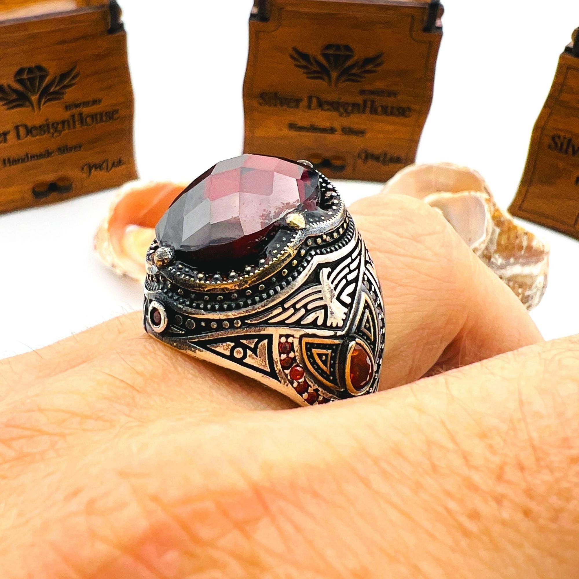 خاتم رجالي تركي مصنوع يدويًا من الفضة الإسترلينية 925 | حجر زركون أحمر بيضاوي وتفصيل نسر عثماني