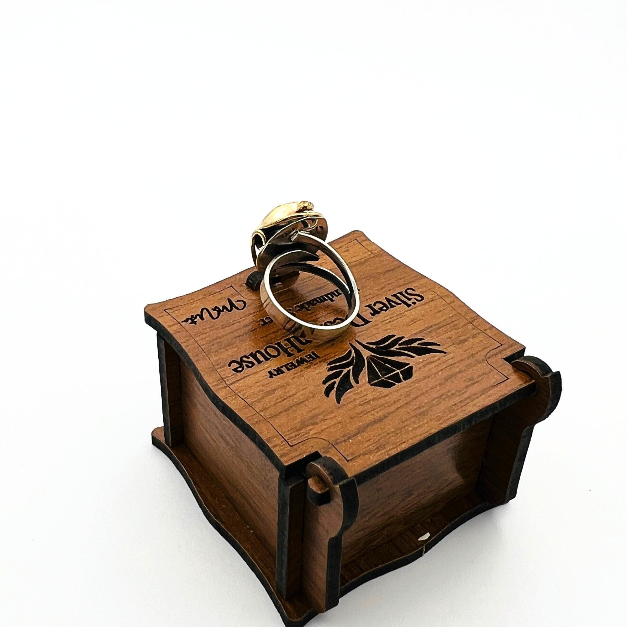 خاتم نسائي بحجر الأكوامارين