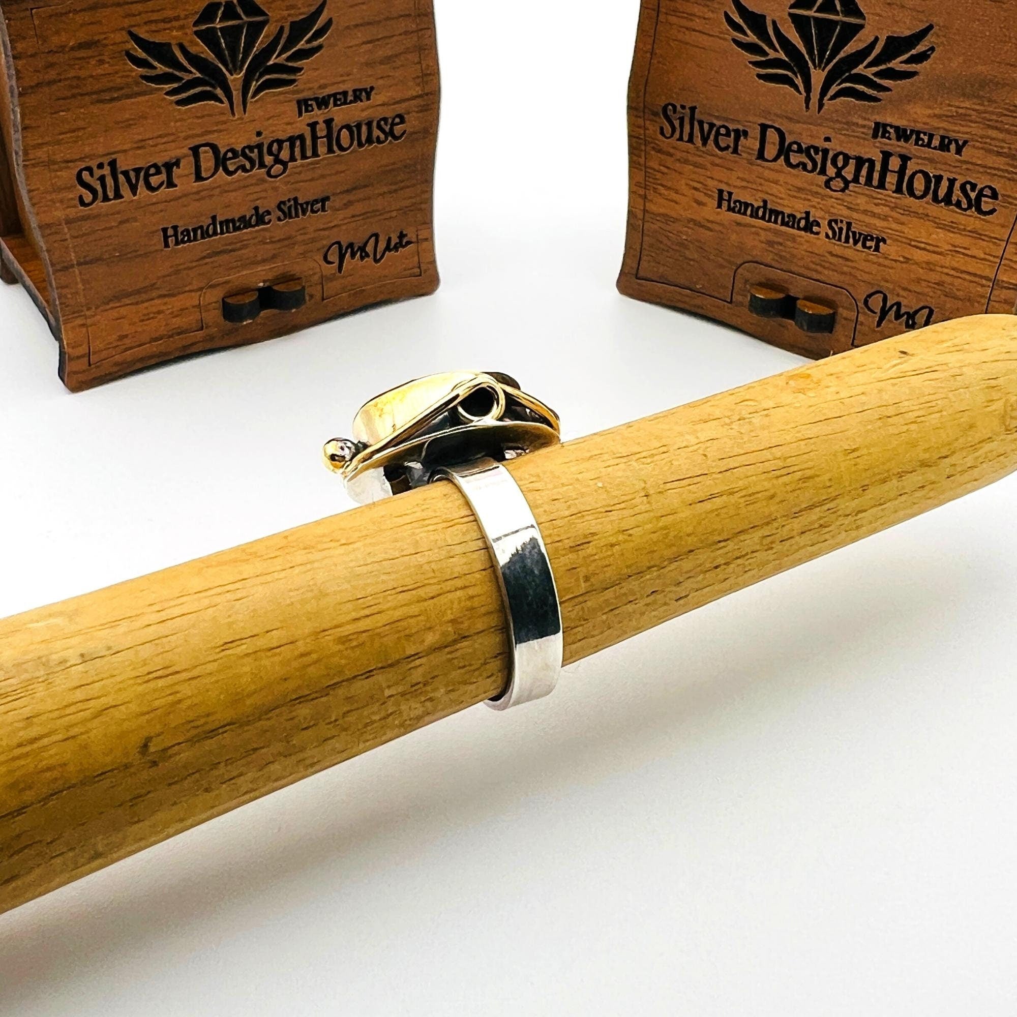 خاتم نسائي بحجر الأكوامارين