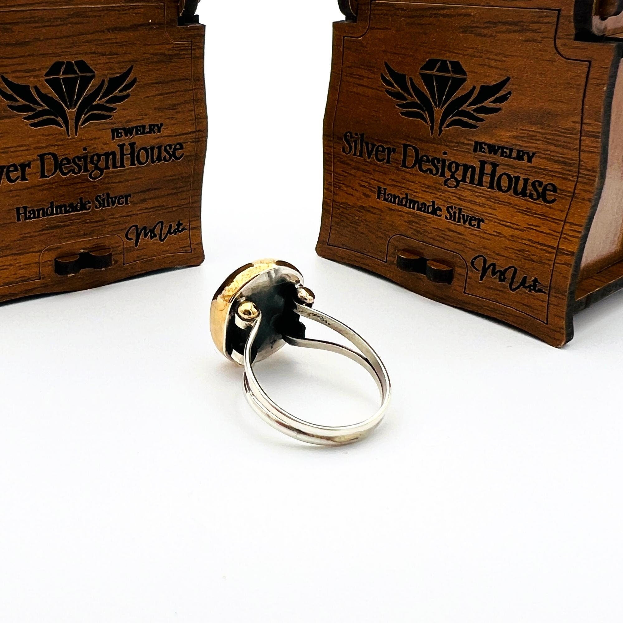 خاتم نسائي بحجر الياقوت الأزرق