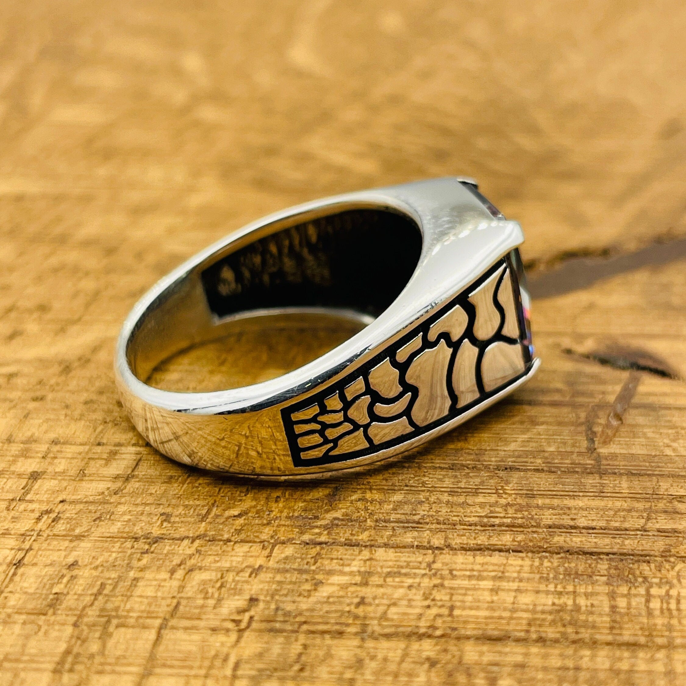 Minimalistisk firkantet multicolor mystisk topas sten puslespil mønster herre ring