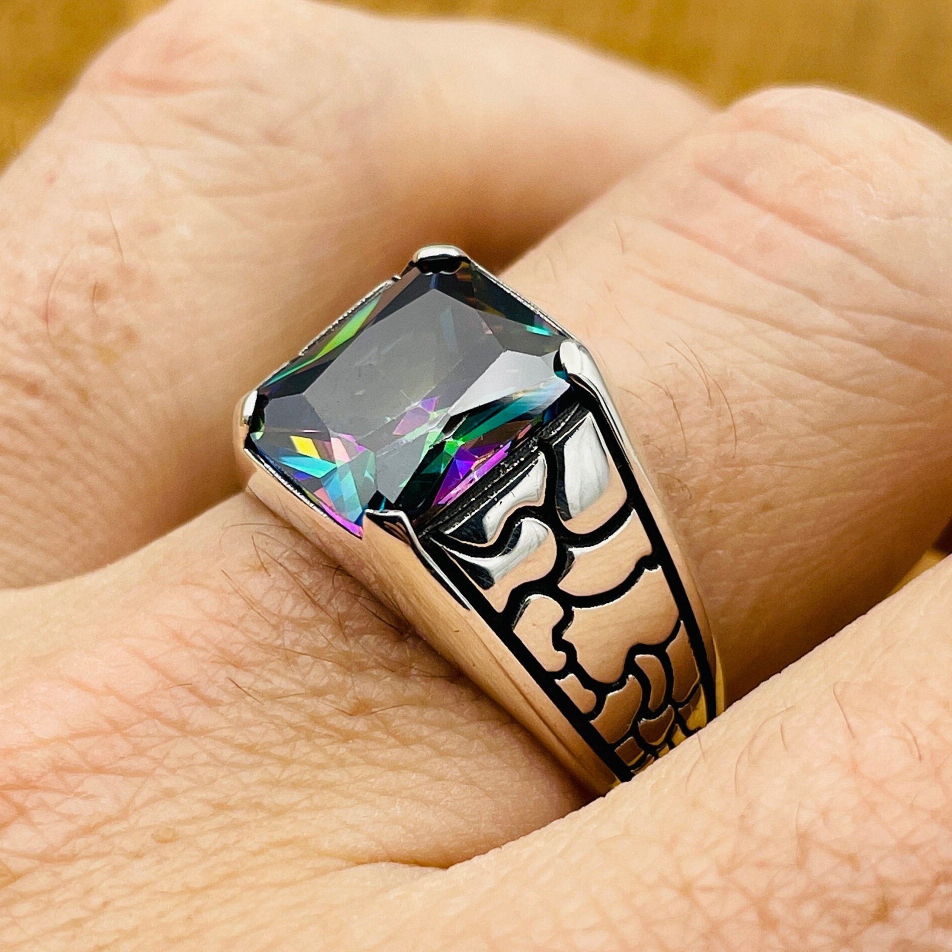 Minimalistisk firkantet multicolor mystisk topas sten puslespil mønster herre ring