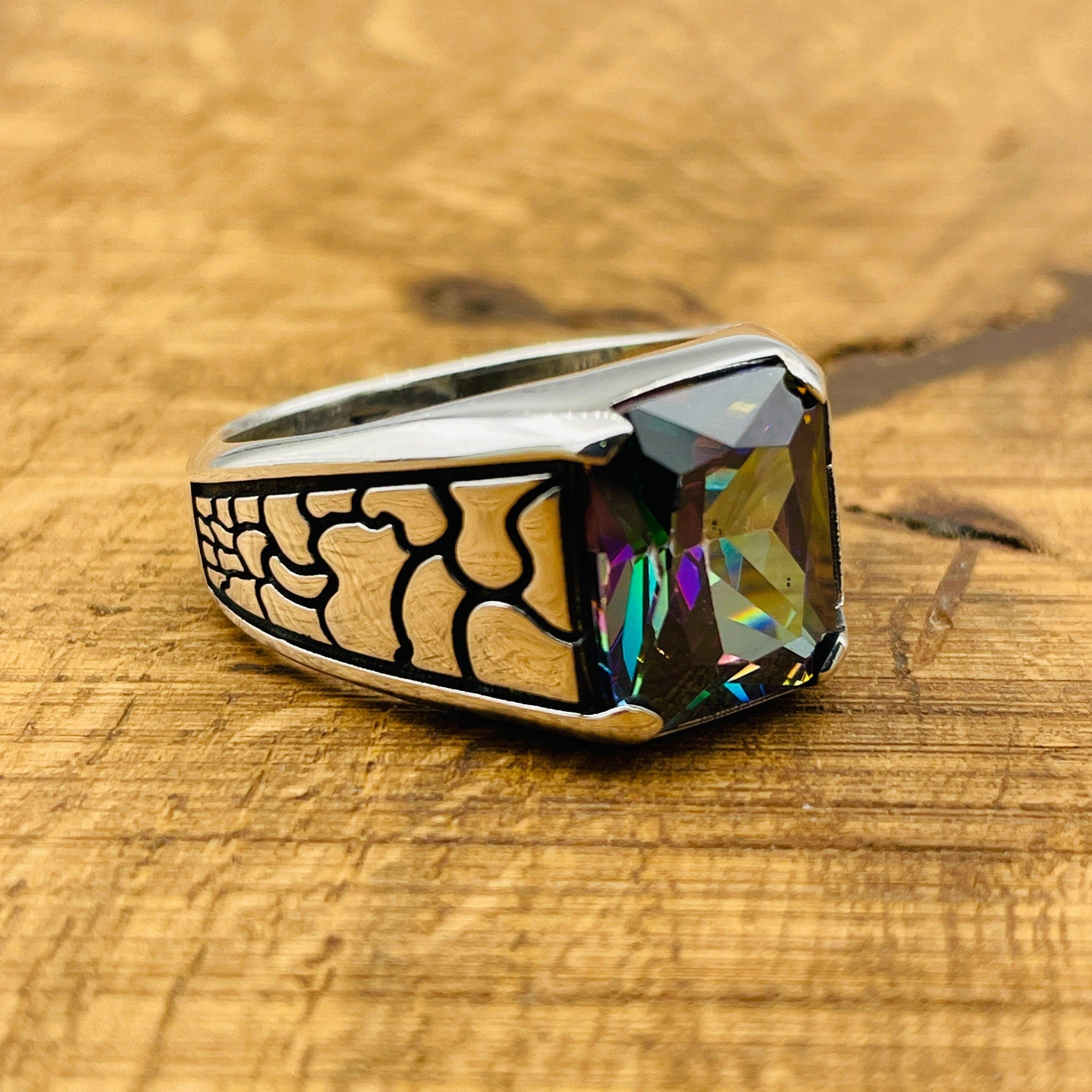 Minimalistisk firkantet multicolor mystisk topas sten puslespil mønster herre ring