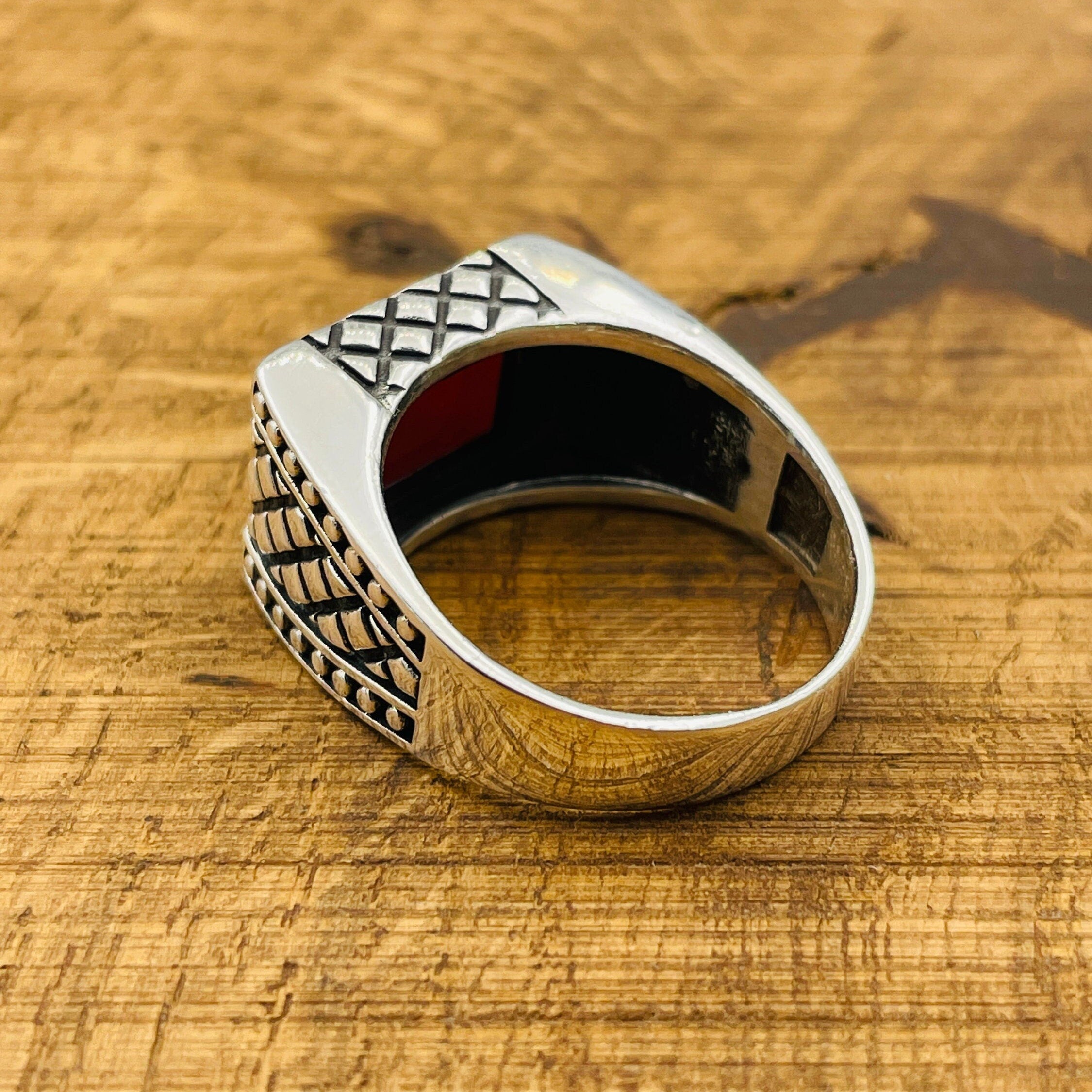 خاتم رجالي بحجر مستطيل من العقيق الأحمر