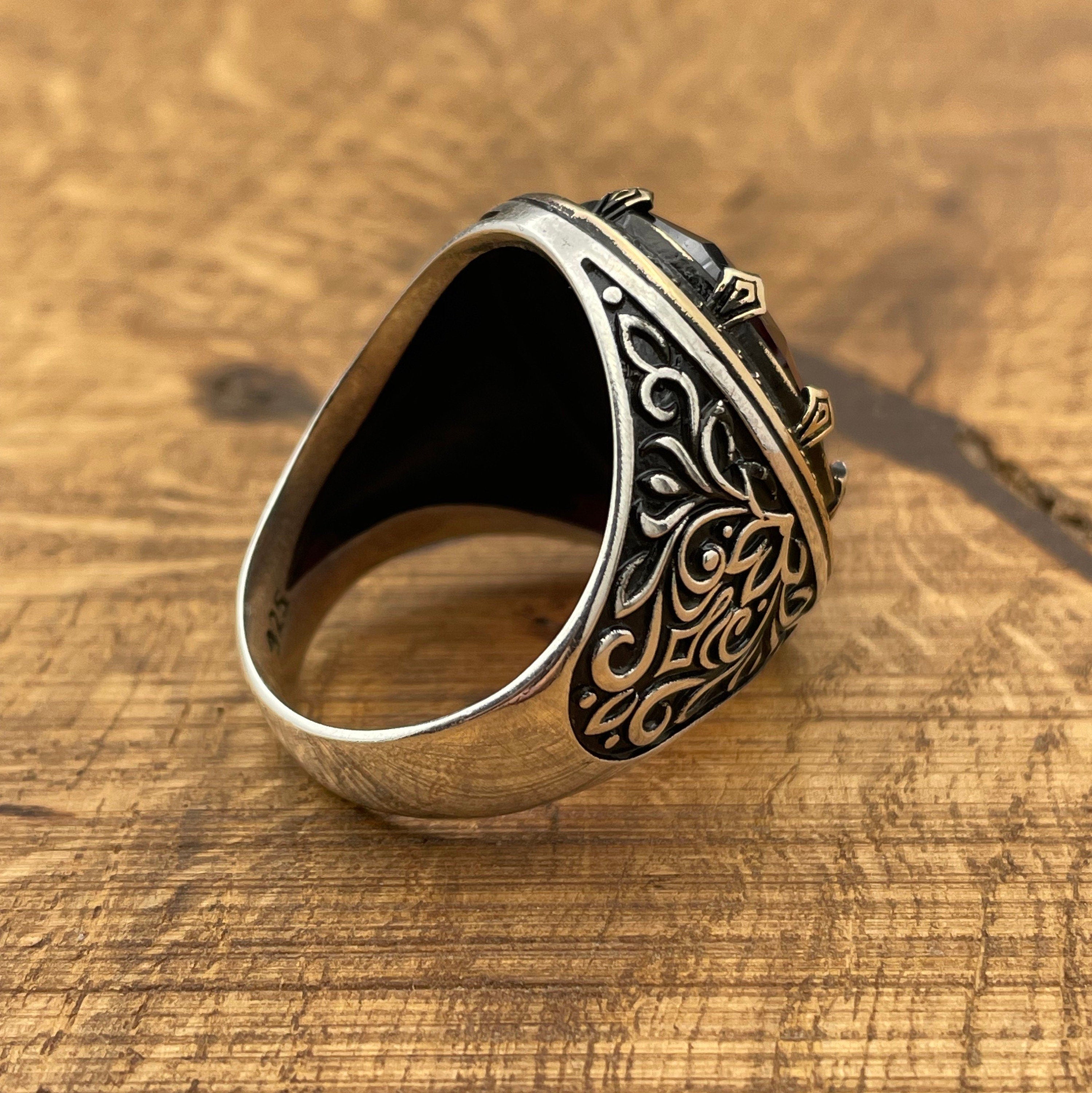 Pánský stříbrný prsten s červeným rubínem