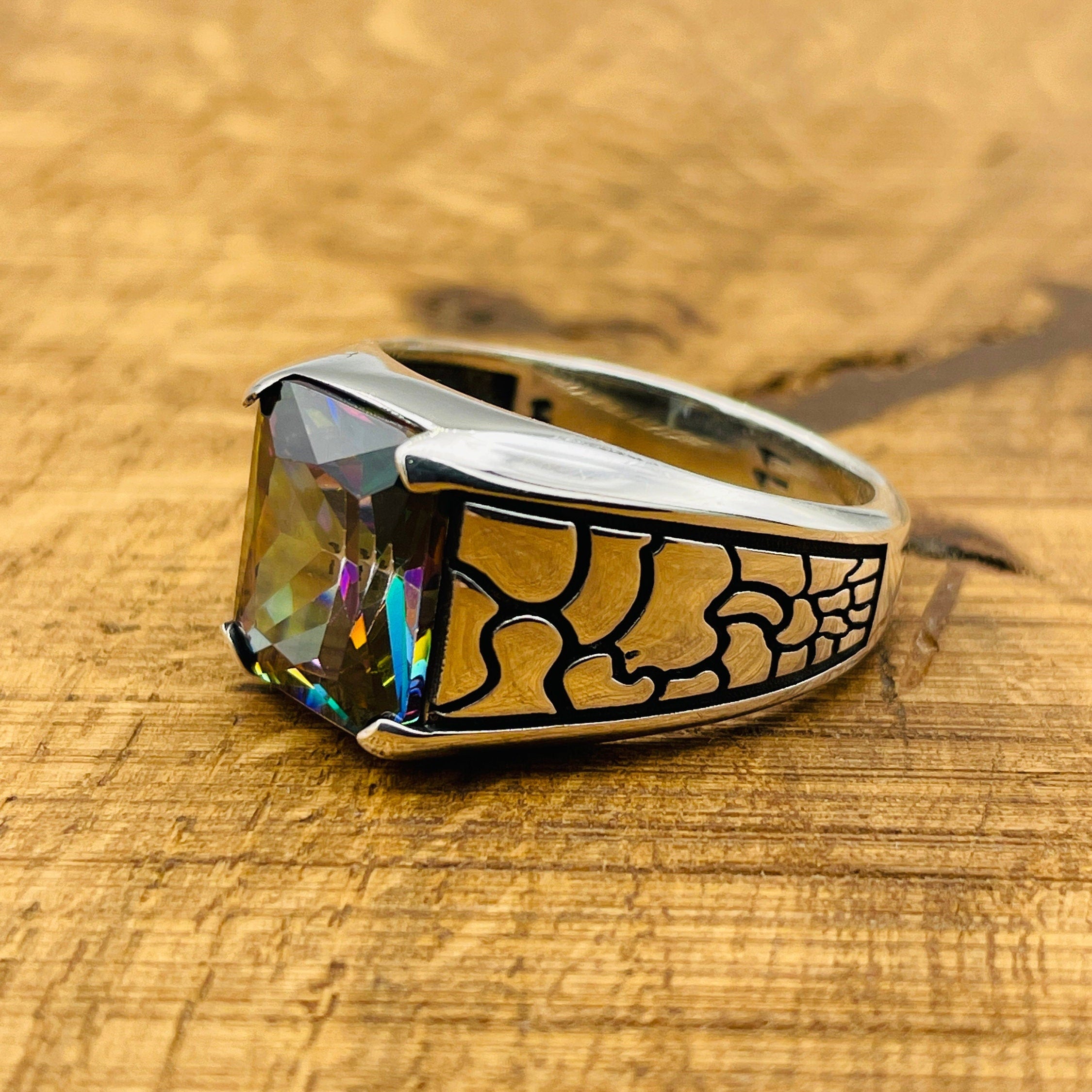 Minimalistisk firkantet multicolor mystisk topas sten puslespil mønster herre ring