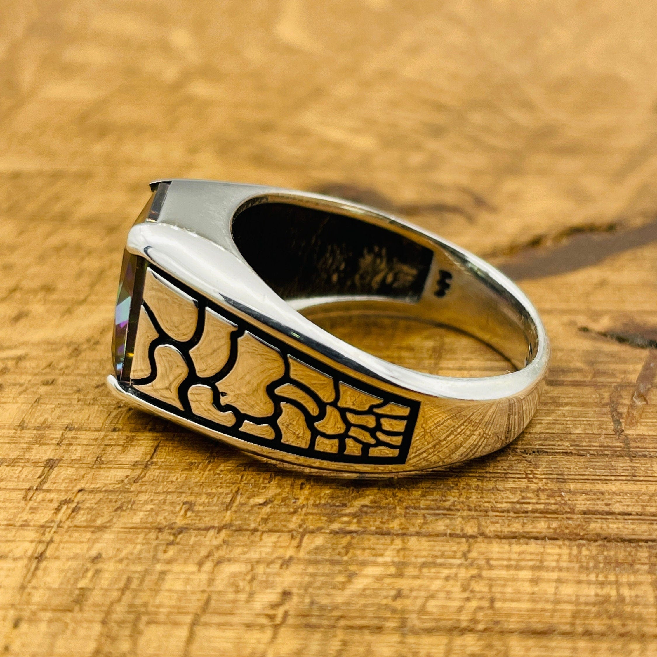 Minimalistisk firkantet multicolor mystisk topas sten puslespil mønster herre ring