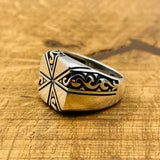 خاتم فضي للرجال بنموذج مربع مطرز يدويًا