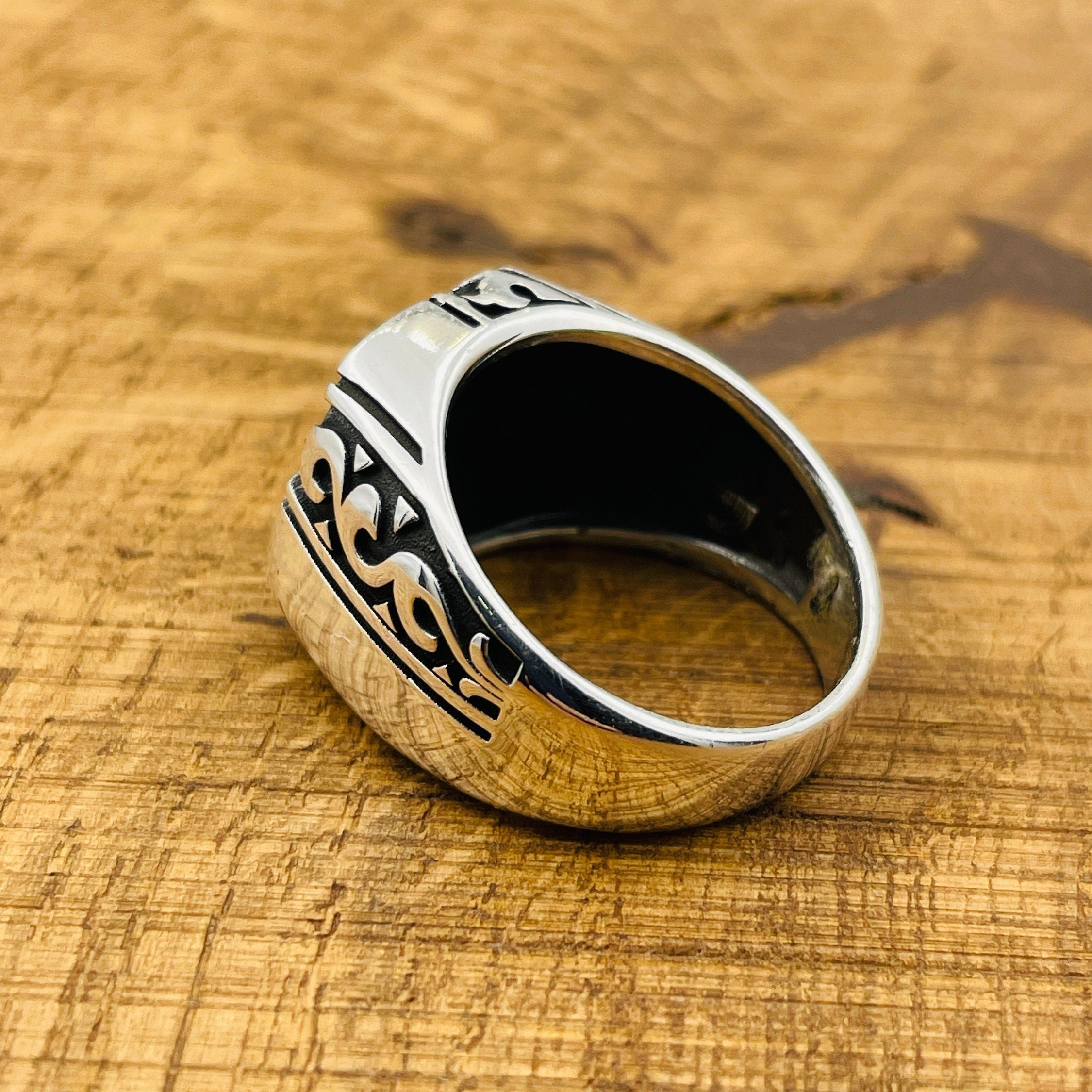 خاتم فضي للرجال بنموذج مربع مطرز يدويًا