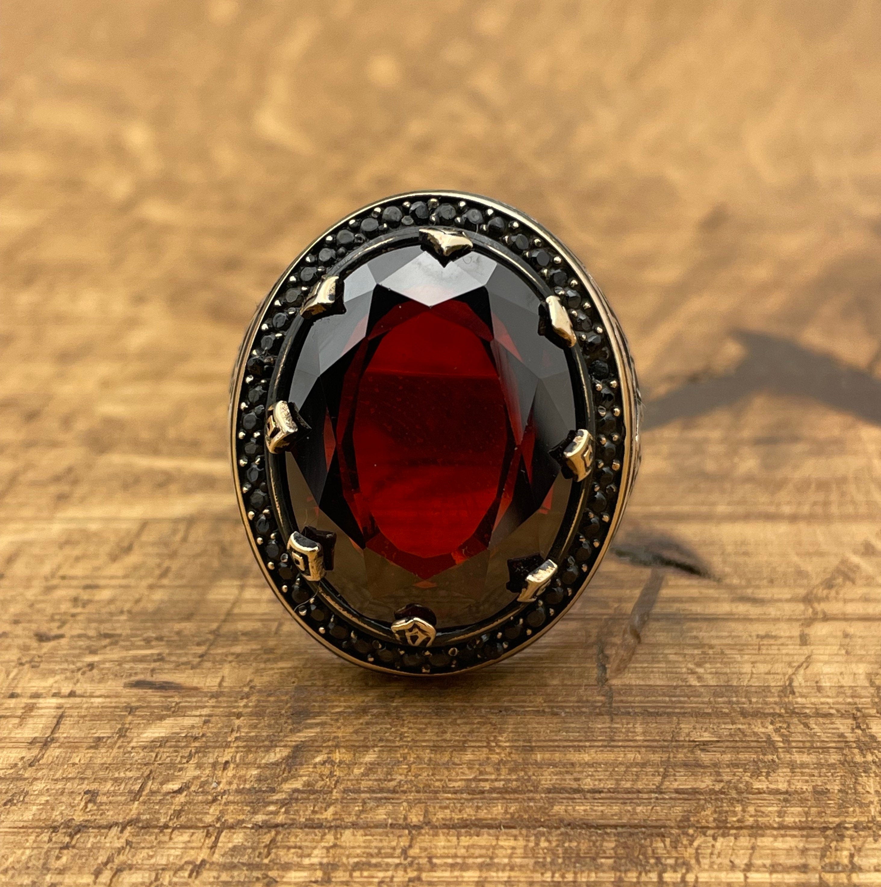 Pánský stříbrný prsten s červeným rubínem