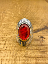 خاتم عتيق من الفضة الإسترلينية 925 و تورمالين بارايبا الأحمر الجريء لها