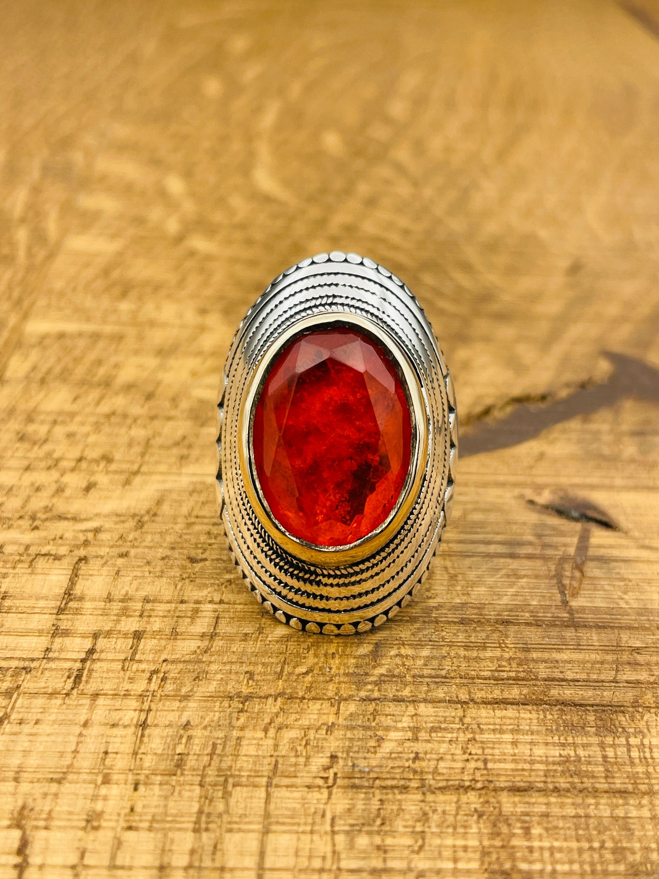 خاتم عتيق من الفضة الإسترلينية 925 و تورمالين بارايبا الأحمر الجريء لها