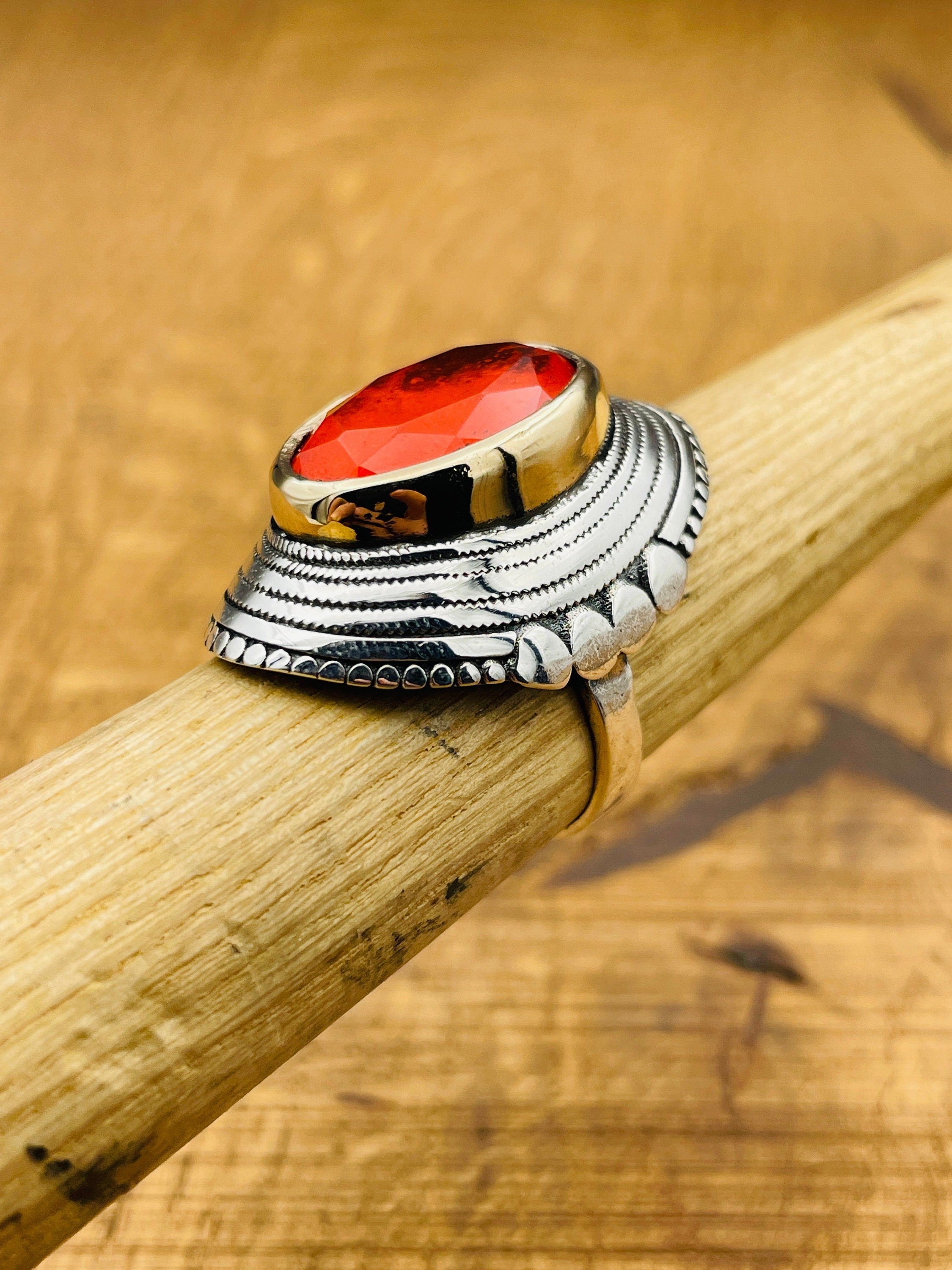 خاتم عتيق من الفضة الإسترلينية 925 و تورمالين بارايبا الأحمر الجريء لها