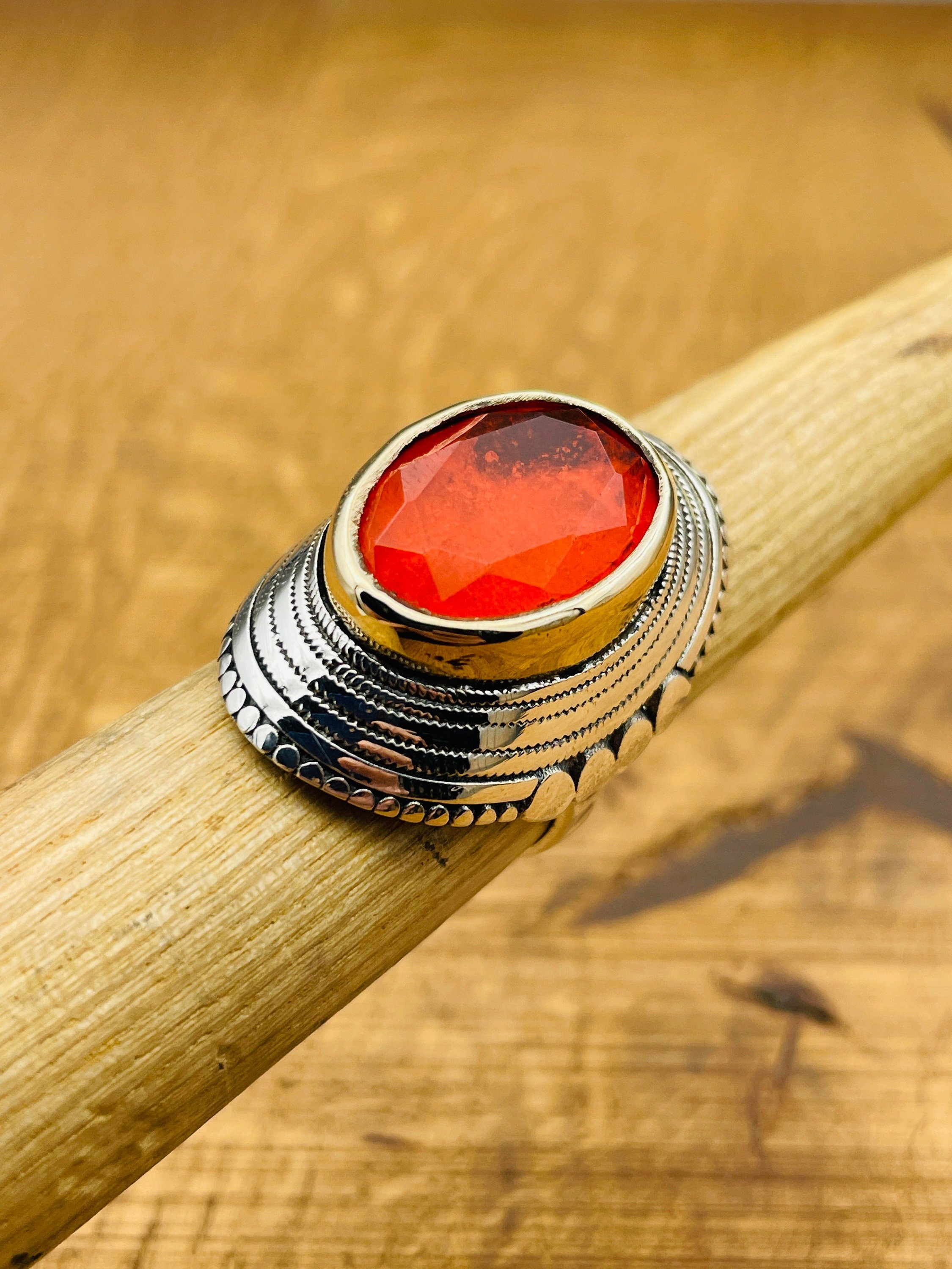 خاتم عتيق من الفضة الإسترلينية 925 و تورمالين بارايبا الأحمر الجريء لها