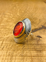 خاتم عتيق من الفضة الإسترلينية 925 و تورمالين بارايبا الأحمر الجريء لها