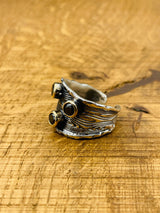 خاتم نسائي بثلاثة أحجار من العقيق الأسود