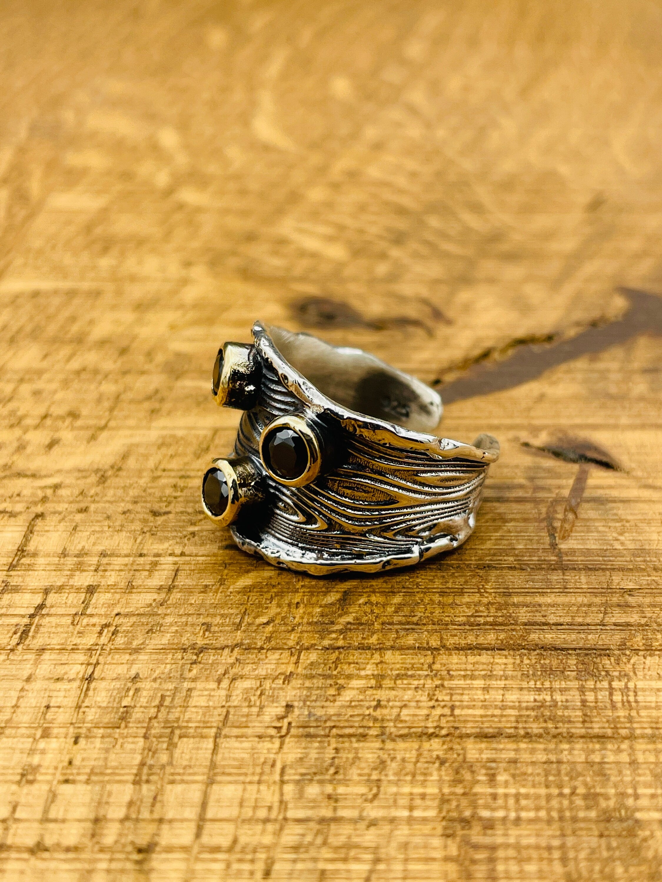 خاتم نسائي بثلاثة أحجار من العقيق الأسود