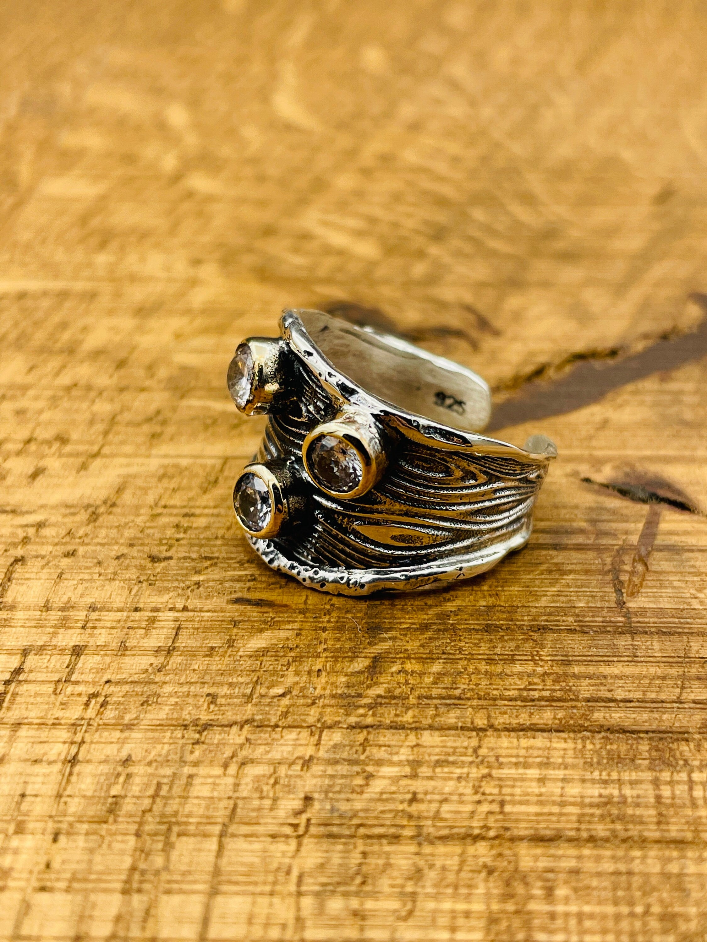 Anello regolabile da donna con tre pietre di zircone bianco