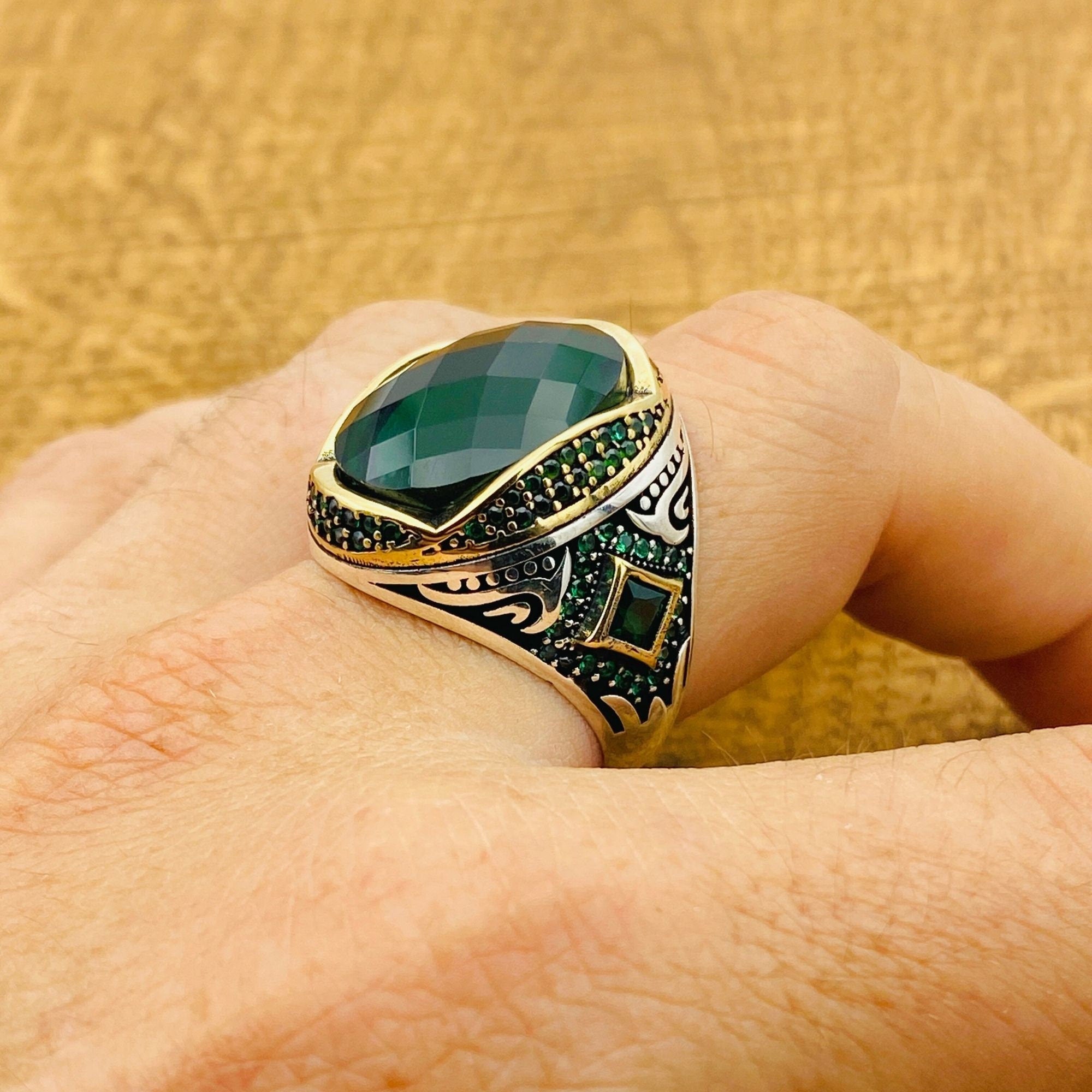 خاتم رجالي بيضاوي من الفضة الإسترلينية والزمرد التركي المصنوع يدوياً بأصالة